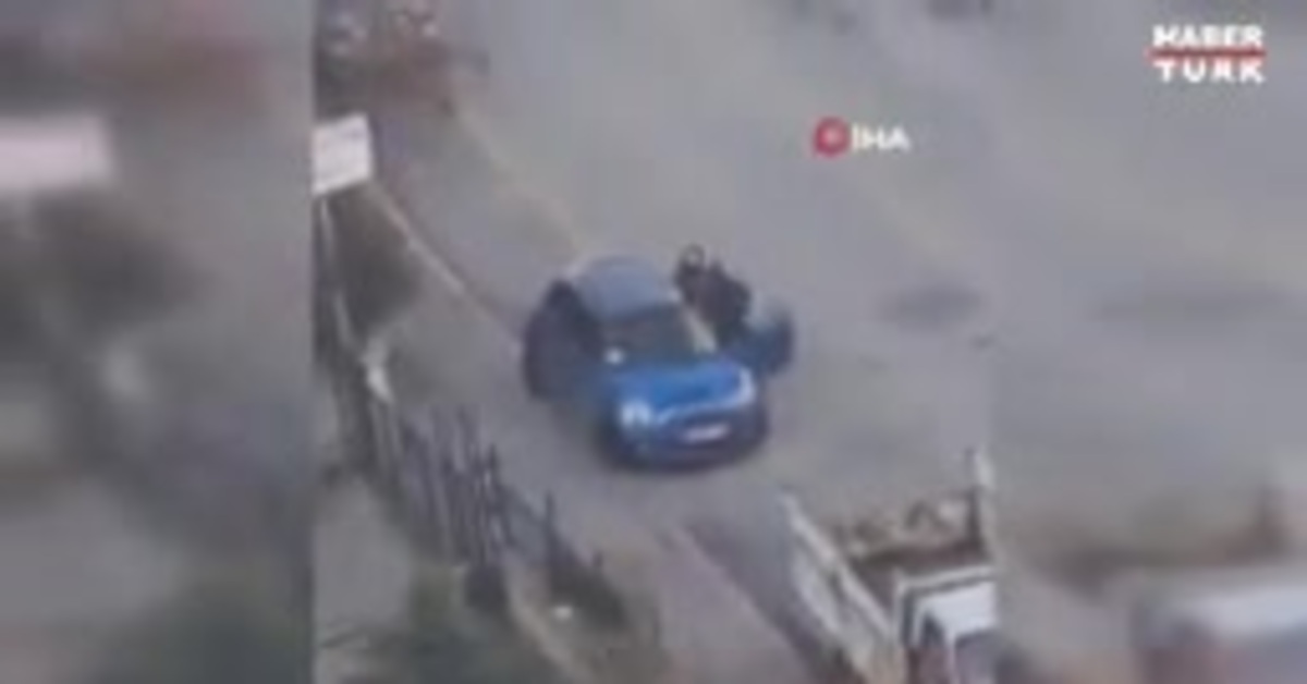 Ankara’nın Yenimahalle ilçesinde sinirlerine hakim olamayan şahıs, arabasını sağa çekerek önce tekmeledi sonra levye ile parçalamaya çalıştı.