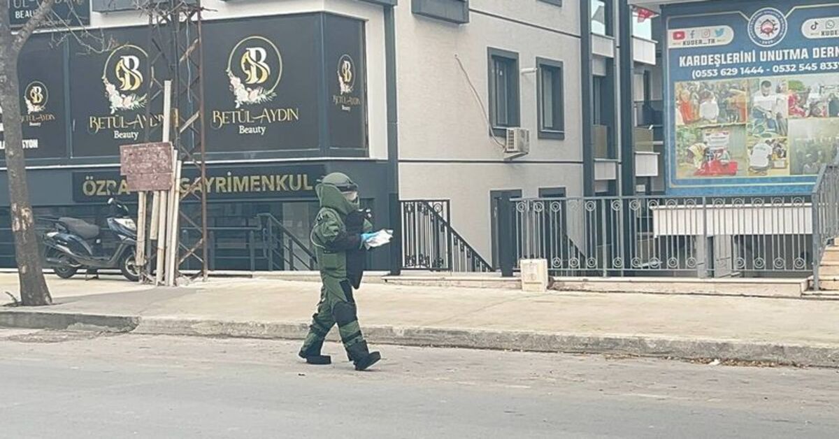 Beylikdüzü’nde kaldırıma el bombasının bırakılma anı kamerada