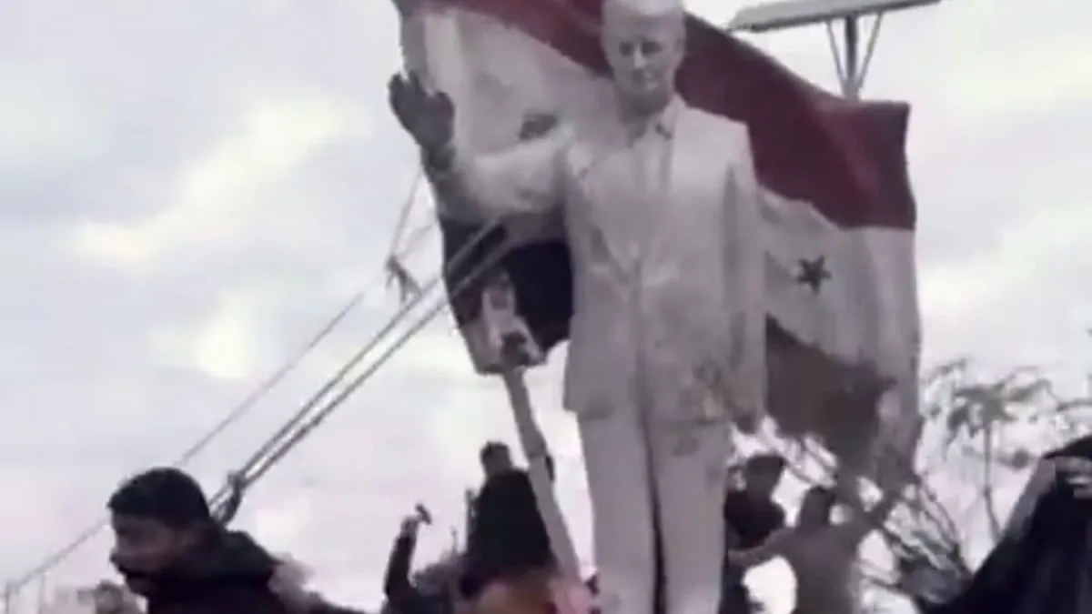 Muhaliflerin Suriye’nin Başkenti Şam’ı Almasıyla Kamışlı’da Esad heykeli yıkıldı, kutlamalar sırasında silah sesleri yükseldi