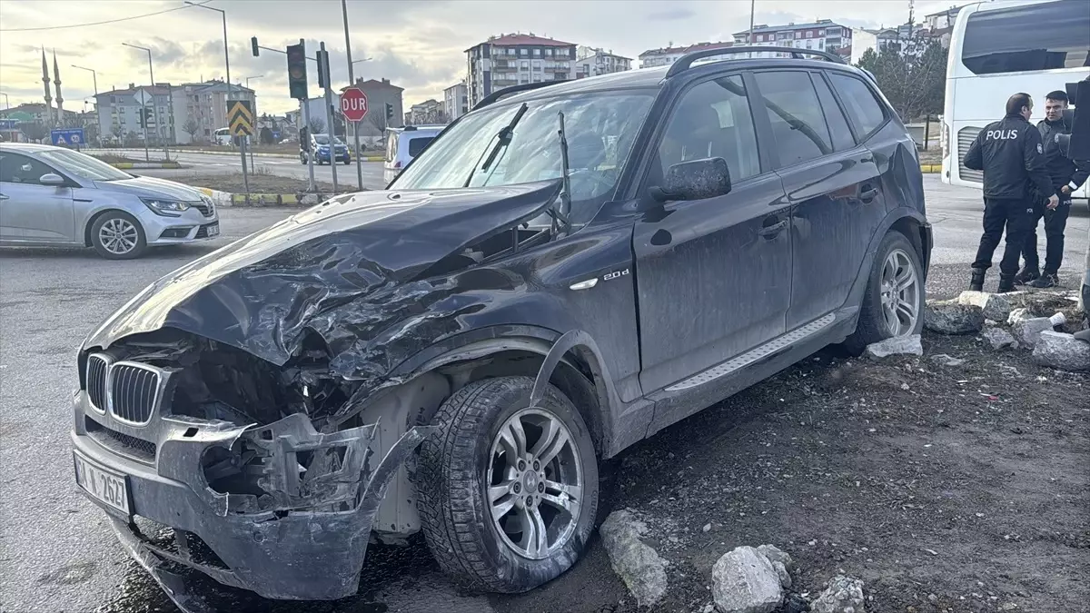 Sivas’ta Yolcu Otobüsü-Cip Çarpıştı