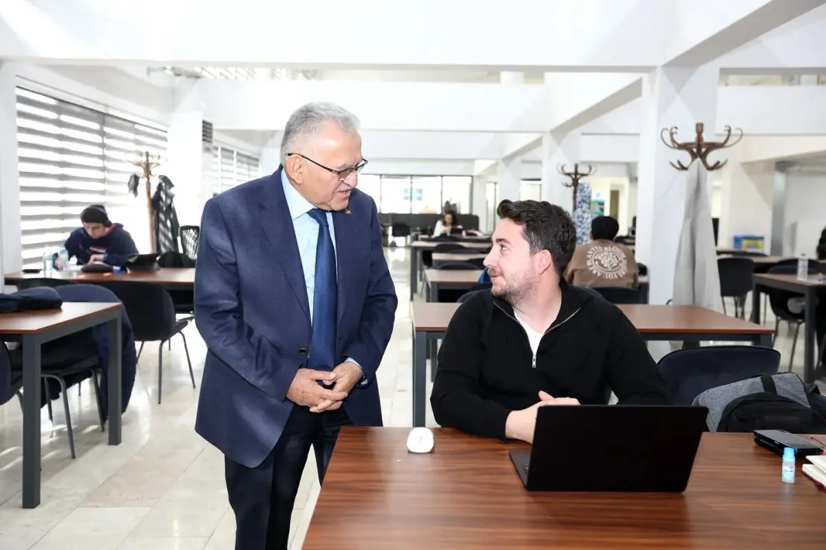 Kayseri Belediye Başkanı Büyükkılıç, Erkilet Kütüphanesi’nde Gençlerle Bir Araya Geldi