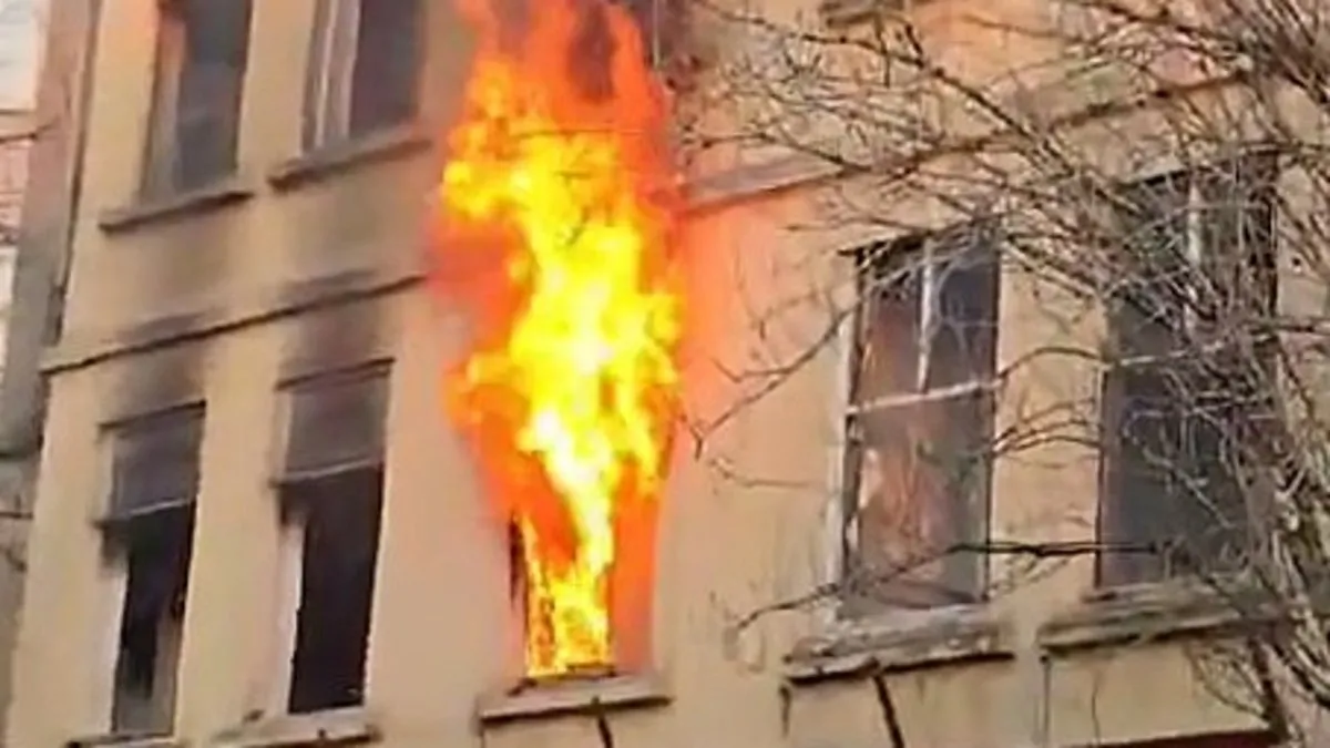 Beyoğlu’nda boş binada yangın! Ekipler müdahale etti